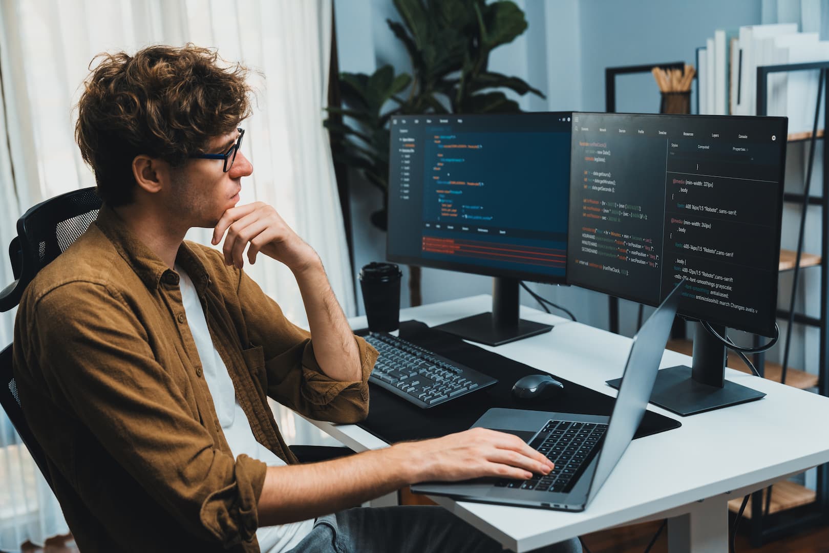 Développeur web YDENWEB concevant un site internet moderne sur son poste de travail